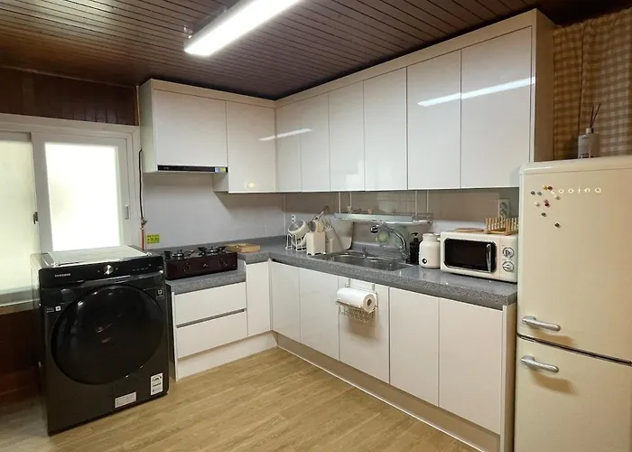 1minute Walk From Subway 10 People Convenient Transportation Gwangalli Luggage Storage Apartment *